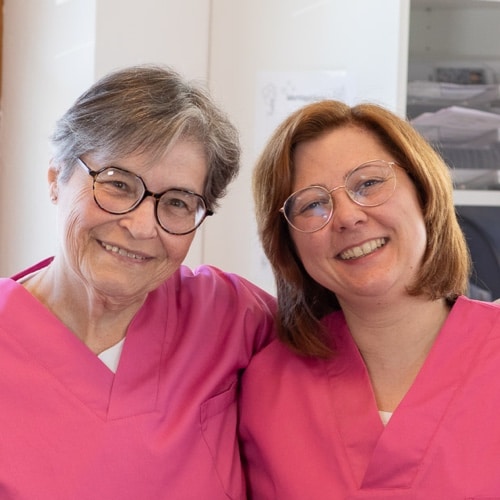 Mujer sonriente con las manos en el corazón.