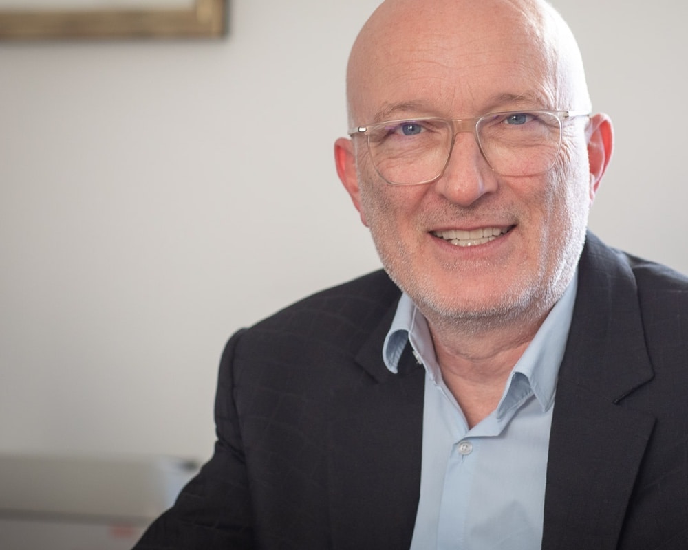 Retrato de Frank sonriendo.