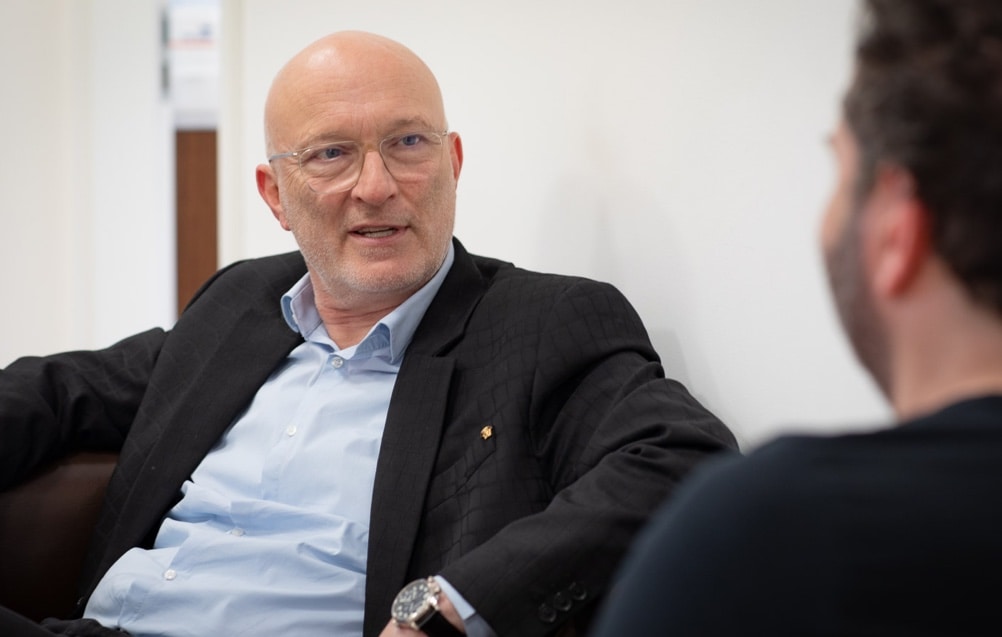 Frank y Ben en discusión.