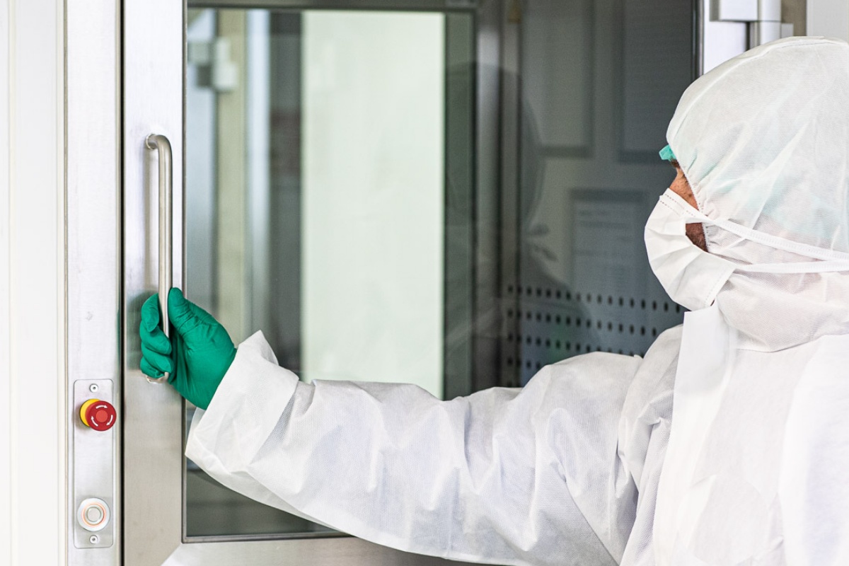 Técnico abriendo la puerta de un equipo de laboratorio