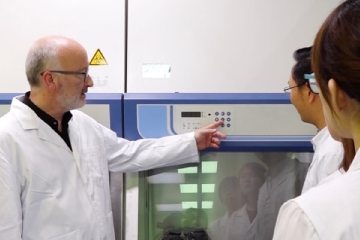 Frank presionando un botón